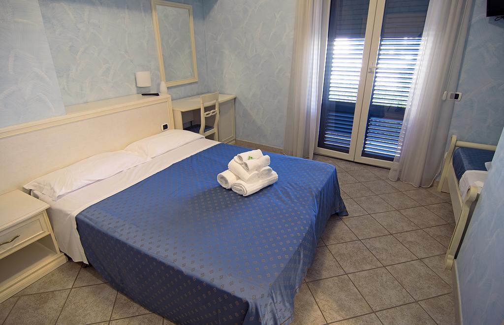 Hotel Capital Cupra Marittima Szoba fotó