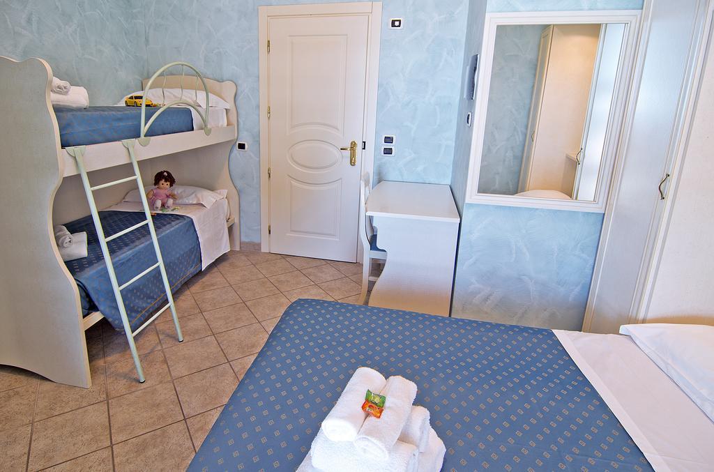 Hotel Capital Cupra Marittima Szoba fotó