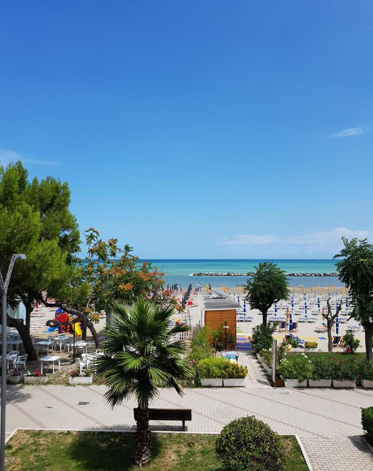 Hotel Capital Cupra Marittima Kültér fotó