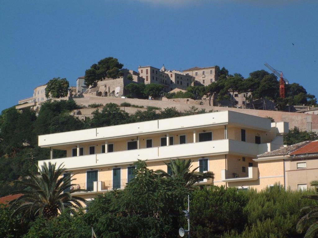 Hotel Capital Cupra Marittima Kültér fotó